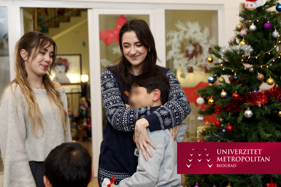 Studenti Univerziteta Metropolitan obradovali mališane iz Prihvatilišta za decu u Beogradu i Doma za decu „Duško Radović“, u Nišu, posebnom prazničnom humanitarnom akcijom